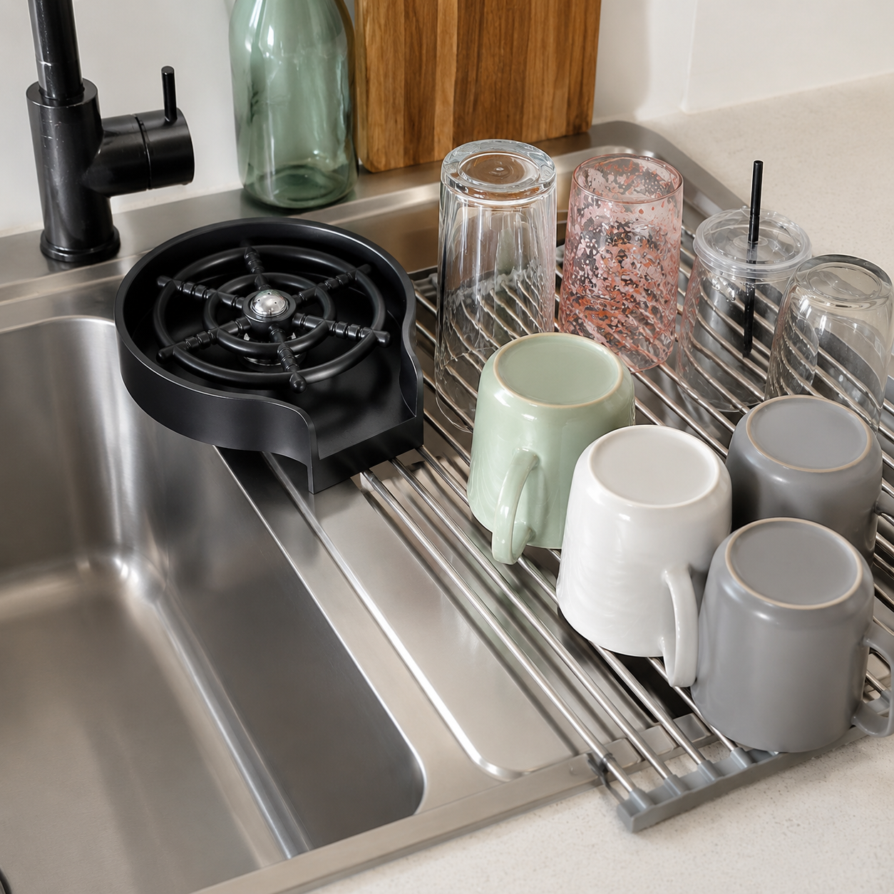 Tous les verres et tasses de l'évier, désormais propres et rangés à côté du rince-verres