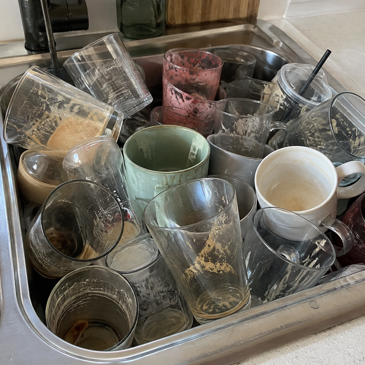 Évier avec des verres sales accumulés